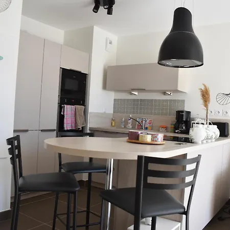 Apartment Tres Bel Pour 3 Avec Piscine A Chateau